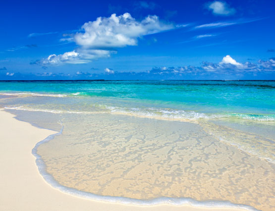 playa con arena blanca y aguas azules